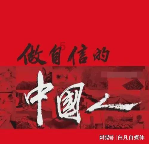 俩卖草莓摊主疑因价格起冲突,当街拿盆互相泼草莓,路人在旁狂捡:怪可惜的